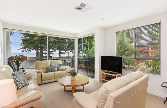 Breeze Beachfront Apartment no 1 - First Floor - Photo 2