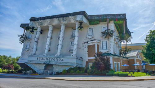 Swimming in the Smokies by American Patriot Getaways - Foto 2