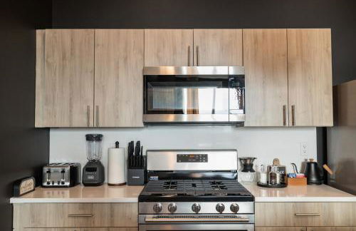 2BR 2BA, King bd, Gym, Free Parking, 8min to Train - Foto 41