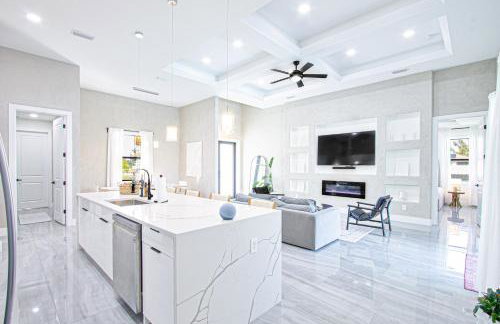 Luxurious Waterfront Home with Heated Pool and Jacuzzi - Foto 20