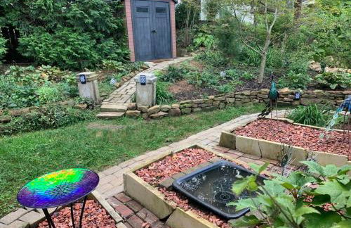 Boho Garden Bungalow Near IU, Downtown, EV Level 2 Station - Foto 26