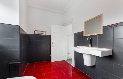 6BR House with Butler, Sauna & Hot Tub in Glasgow - Photo 24