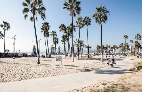 Venice Beach Lux Retreat Coastal Apartment Haven - Photo 33