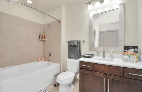 Lux Mid-Rise Walking Distance to NRG Stadium - Foto 25