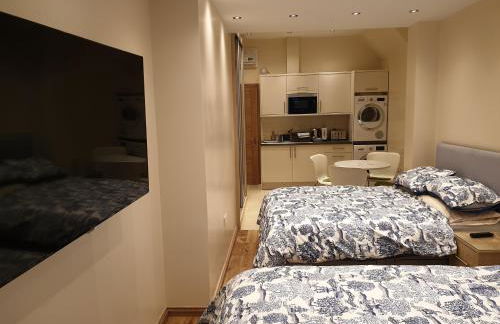 London Luxury Apartments 3 Bedroom Sleeps 8 with 3 Bathrooms 5 mins Walk to tube station free parking - Foto 9