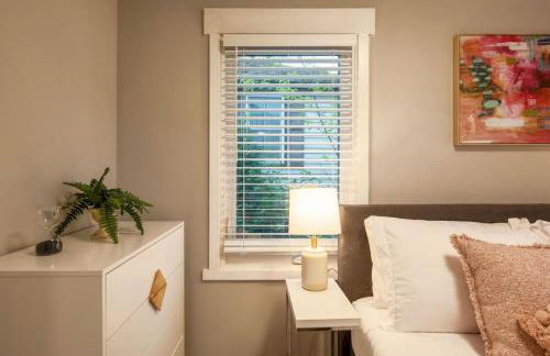 Chic 3BR 2BA Duplex w Serene View BBQ near airport - Foto 7