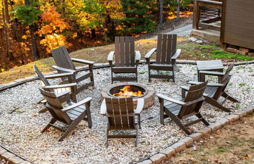 Honeysuckle Chalet - Luxe Mountain Chalet - Hot Tub, Wi-Fi, Pool Table, Party Deck, Fire Pit - 15 mins to Blue Ridge! - Foto 67