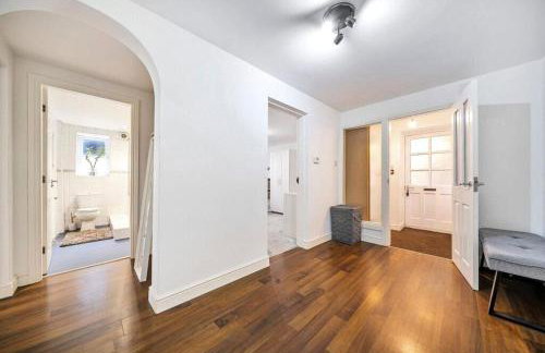 Central 2-Bed, 2-Bath Apartment - Photo 12