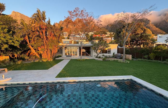 Relax in Style at This Stunning Villa in Camps Bay, Cape Town - Photo 17