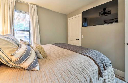 Lakefront Rogers Getaway with Hot Tub and Deck! - Foto 17