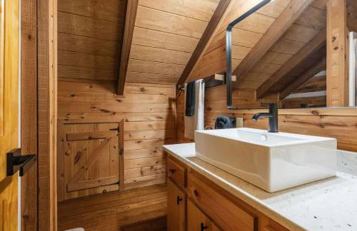 Modern Cabin with Luxury Gym, Firepit + Game Room! - Foto 22