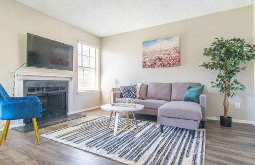 Boulevard Stays Serene 1BR King Suite with Pool Gym & Free Parking 01 - Photo 4