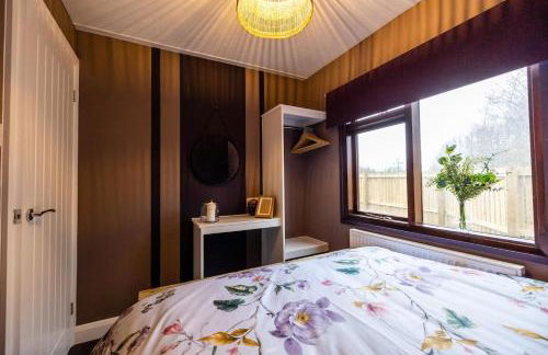 The Woodland Lodge - Wood Fired Hot Tub and Firepit - Foto 18