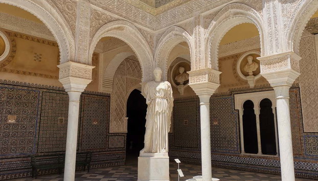 Visita guiada por la Casa de Pilatos - Foto 5, Arcos del patio y detalle de una escultura en la Casa de Pilatos