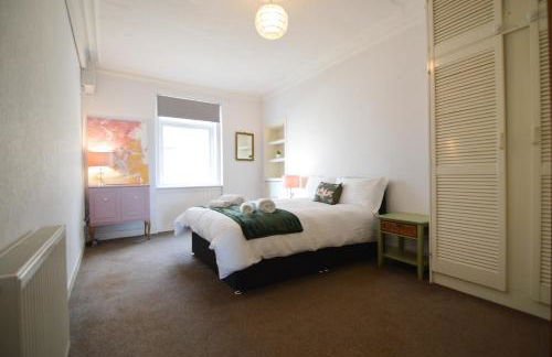 Two Bedroom Flat with Sea Views! - Foto 7