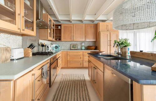 Surfside Villa by Rove Travel - Oceanfront Home with Hot Tub - Foto 13