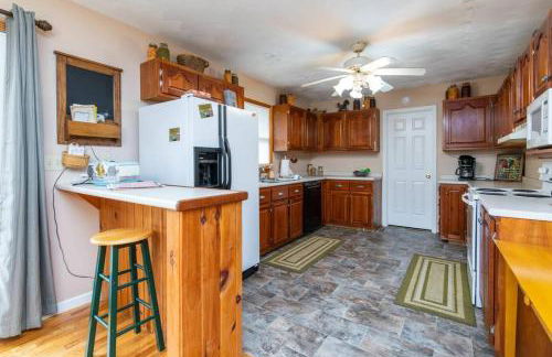 Carries Cottage- Hot Tub, Firepit, Covered Deck - Foto 17