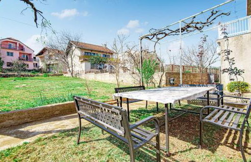 5 Bedroom Lovely Apartment In Raslina - Foto 2