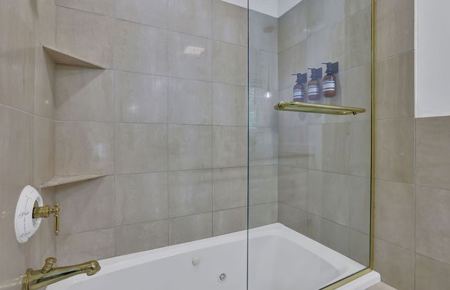 Luxury 7BR Buckhead Oasis w Pool Gameroom Firepit - Foto 46