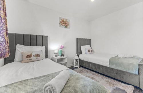 New large townhouse 3 bedrooms 4 beds and parking - Foto 6