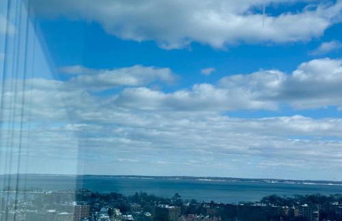 Luxury 1BR w Stunning Floor-to-Ceiling Water Views - Foto 7