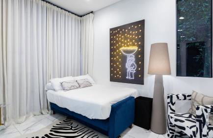 Private LA Retreat w Pool Hot Tub Fire Pit Near Melrose Ave The Martel House by AvantStay - Foto 40