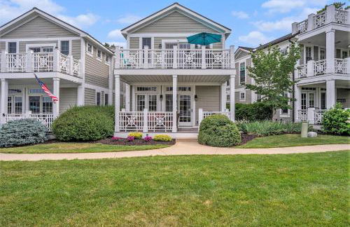 Lake front condo with pool access walking distance to downtown Saugatuck - Foto 1
