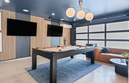 Sleeps 32 Private Compound w Putting Green Bouldin Collective by AvantStay - Foto 6