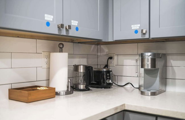 Charming Escape With Stylish Decor & Outdoor Space - Foto 44