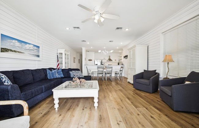 Just Beachy - 5 Bedroom Beach Front Home! Sleeps 20 Home by RedAwning - Foto 20