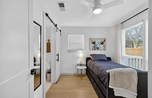 Walk to stadium! Cozy 2BR home - historic district - Photo 15