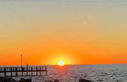 Pet Friendly Tranquil Cottage with Fire-Pit & Hot Tub Minutes to BEACHES - Foto 34