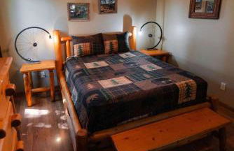 Cheerful Two Bdrm Cabin with Hot Tub & Pet Friendly - Foto 16