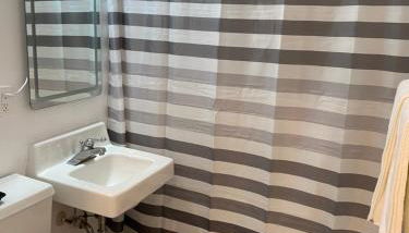 Quaint studio apartment in Gadsden, Al - Photo 3, Shower