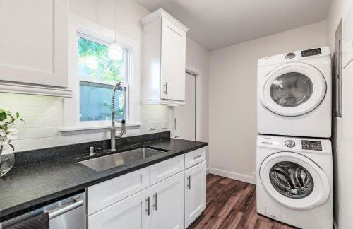 Designer Sun Filled Condo - Walk to Town - Foto 12