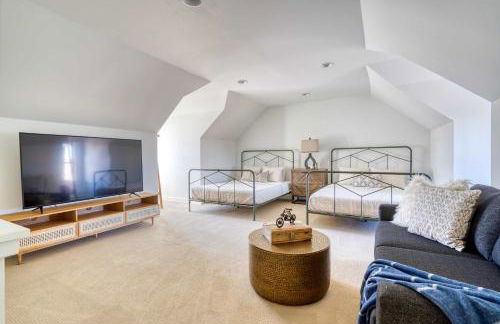 Stay Portland - Custom North Tabor Farmhouse - Gym & Kitchen - Photo 16