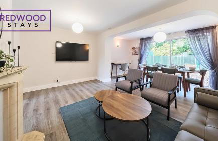 3-Bedroom Serviced House, Free Parking for 2 Cars, Free WiFi By Redwood Stays - Foto 15