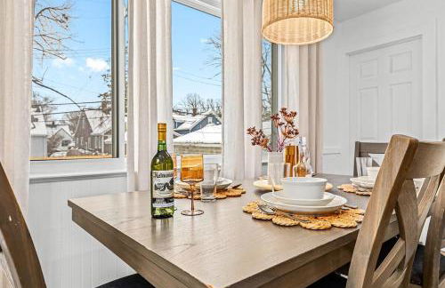 Spacious 4BR Home by Dtown Royal Oak - Photo 40