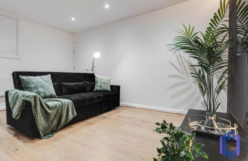 Sophisticated & Stylish Flat near Manchester Airport - Sleeps 9 - Foto 7