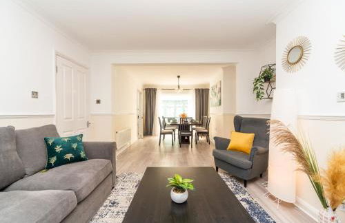 Spacious 4 Bed House Free Parking Near Station - Pass the Keys - Foto 4