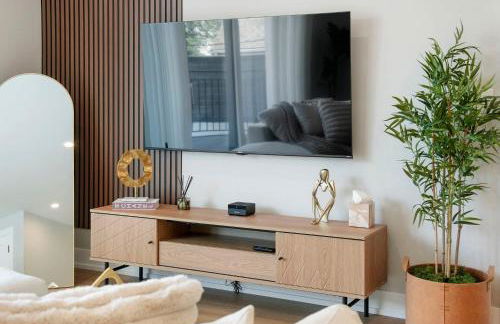 Modern Condo by Med District with Parking & Laundry - Foto 20