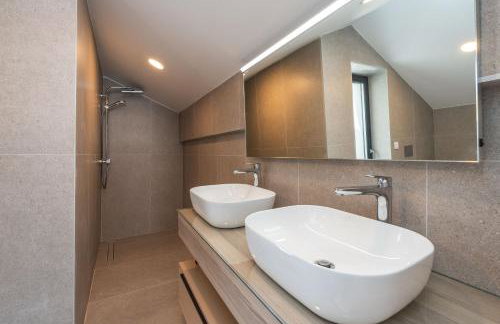 Green & Blue Five Bedroom Villa with Private Pool and Complete Privacy - Photo 24