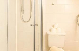 8 Person, 4 Bedroom Light, Warm & Modern Apartment - Foto 17