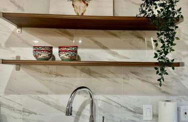 Chic Home with Expansive Backyard- duplex back unit - Foto 14