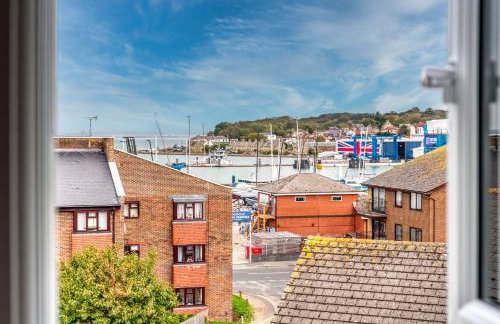 3-BR Luxe Cowes Cottage Harbour Views, Sleeps 6, with Private Garden - LONG TERM STAY WINTER SPECIAL OFFER AVAILABLE! - by Blue Puffin Stays - Foto 14