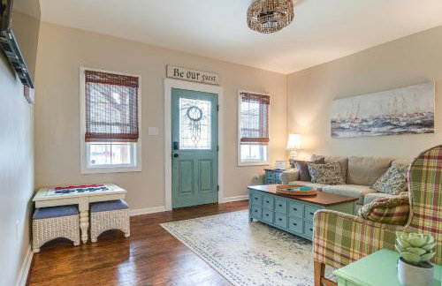 Walk to Town and River Charming Home in North East! - Foto 1