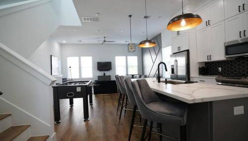 Pet Friendly Stylish 4 Bedroom home Close to All - Foto 2