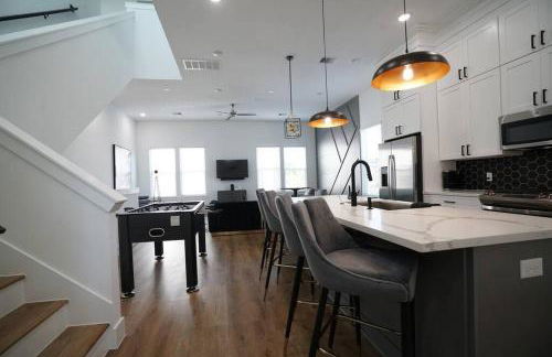 Pet Friendly Stylish 4 Bedroom home Close to All - Foto 2