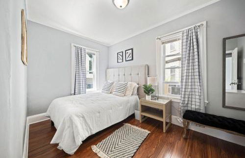 Cozy Up in 5BR Apt Near Charming Oak Square - Foto 2