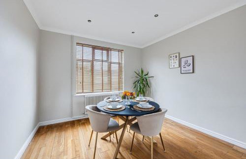 Meadow House with Driveway Parking, Spacious Garden, Fast Wifi and Smart TVs by Yoko Property - Foto 20